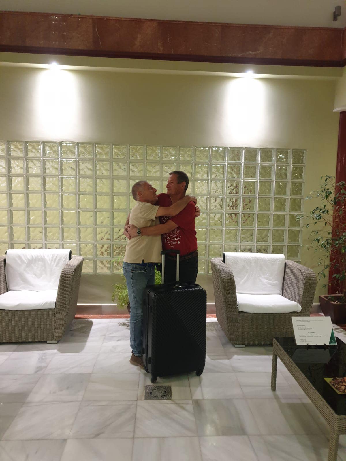 IDILIO RECIBE A SU HERMANO JOAQUIN.